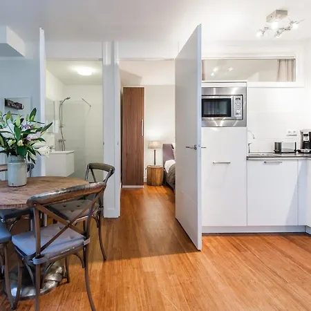 Short Group Amstel Delight מלון *