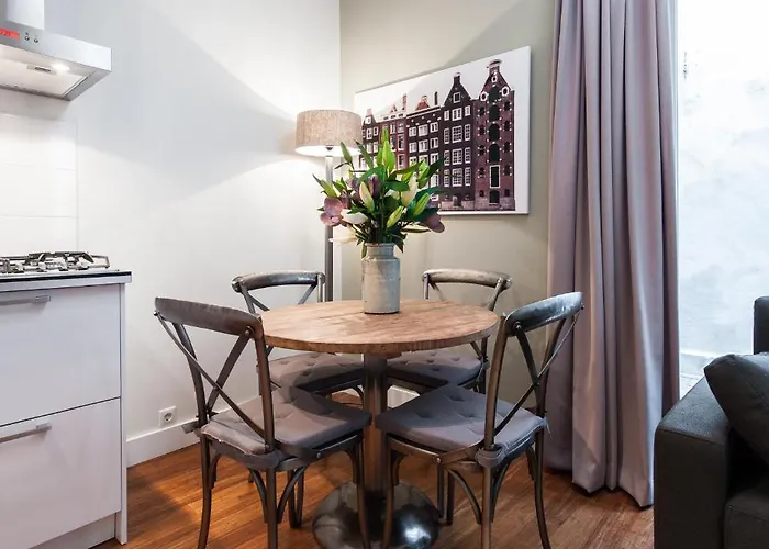 Short Group Amstel Delight מלון