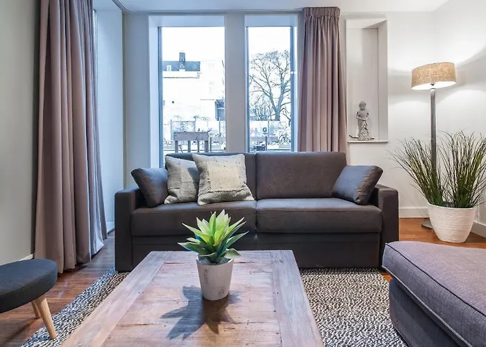 Short Group Amstel Delight מלון